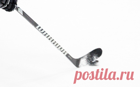 В Москве хоккеист сломал клюшку о голову соперника в матче детских команд. Инцидент произошел в матче игроков 2011 года рождения — игрок «Белых медведей» отомстил за силовой прием, ударив соперника клюшкой по голове, а потом в потасовке стащил с него шлем и выбросил за борт. Обоих удалили до конца матча