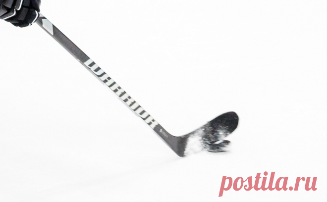 В Москве хоккеист сломал клюшку о голову соперника в матче детских команд. Инцидент произошел в матче игроков 2011 года рождения — игрок «Белых медведей» отомстил за силовой прием, ударив соперника клюшкой по голове, а потом в потасовке стащил с него шлем и выбросил за борт. Обоих удалили до конца матча