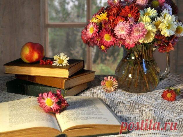 Букет цветов и раскрытая книга