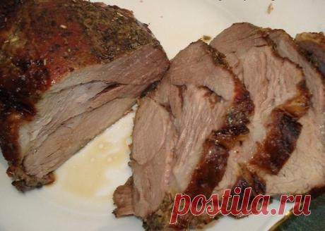 Запеченная в горчице свинина

Ингредиенты:

- свинина (вроде это была корейка; 500 г.
- чеснок (4-5 зубчиков);
- горчица (2 ст. ложки);
- соль, перец. 

Приготовление:

Рецепт настолько простой и настолько вкусным получается мясо, что я даже жалею, что не узнала его раньше. Итак, мясо немного споласкиваем, вытираем насухо полотенцем. Солим, перчим по вкусу. Шпигуем в разных местах чесноком. Намазываем горчицей и оставляем на несколько часов в холодном месте. 

Заворачиваем...