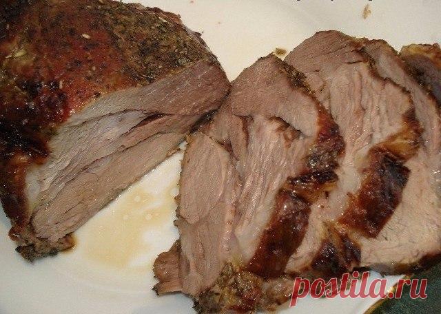 Запеченная в горчице свинина

Ингредиенты:

- свинина (вроде это была корейка; 500 г.
- чеснок (4-5 зубчиков);
- горчица (2 ст. ложки);
- соль, перец. 

Приготовление:

Рецепт настолько простой и настолько вкусным получается мясо, что я даже жалею, что не узнала его раньше. Итак, мясо немного споласкиваем, вытираем насухо полотенцем. Солим, перчим по вкусу. Шпигуем в разных местах чесноком. Намазываем горчицей и оставляем на несколько часов в холодном месте. 

Заворачиваем...