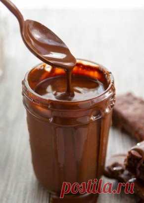 Шоколад «Домашний» без красителей и консервантов
Ингредиенты:
Какао — 5 ст. л.
Сливочное масло — 50 г
Сахар — 6–8 ст. л.
Мука — 1 ч. л.
Молоко — 5 ст. л.
Ванильный сахар — ¼ ч. л.
Молотые орехи или другие орехи — по вкусу
Приготовление:
1. Смешайте какао и сахар. Добавьте 1 ст. л. молока и размешайте до однородной массы. Влейте оставшееся молоко. Поставьте кастрюлю на средний огонь и доведите до кипения, непрерывно помешивая.
2. После того, как какао закипит, добавьте сливочное масло, уменьш
