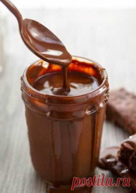 Шоколад «Домашний» без красителей и консервантов
Ингредиенты:
Какао — 5 ст. л.
Сливочное масло — 50 г
Сахар — 6–8 ст. л.
Мука — 1 ч. л.
Молоко — 5 ст. л.
Ванильный сахар — ¼ ч. л.
Молотые орехи или другие орехи — по вкусу
Приготовление:
1. Смешайте какао и сахар. Добавьте 1 ст. л. молока и размешайте до однородной массы. Влейте оставшееся молоко. Поставьте кастрюлю на средний огонь и доведите до кипения, непрерывно помешивая.
2. После того, как какао закипит, добавьте сливочное масло, уменьш