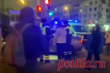 Две женщины и мужчина. Гонщица на BMW сбила троих на переходе в Москве. В столице случился очередной наезд иномарки на пешеходов. За рулем была 22-летняя девушка, не справившаяся с управлением. В результате – трое пострадавших в больнице.