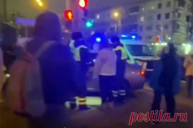 Две женщины и мужчина. Гонщица на BMW сбила троих на переходе в Москве. В столице случился очередной наезд иномарки на пешеходов. За рулем была 22-летняя девушка, не справившаяся с управлением. В результате – трое пострадавших в больнице.