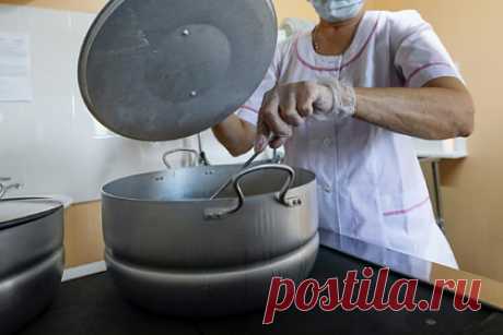 В российской школе учеников накормили супом с пауками. В Самаре родители учащихся школы №116 пожаловались на качество питания детей: их накормили супом с пауками. По словам одной из родительниц, на прошлой неделе ученики несколько раз вылавливали из супа на обед пауков. Из-за этого дети оставались голодными. В департаменте образования взяли этот вопрос на контроль.