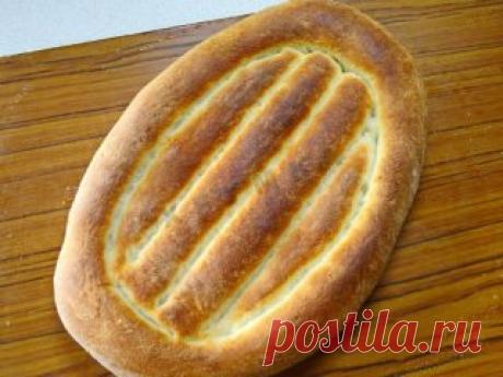 АРМЯНСКИЙ ХЛЕБ МАТНАКАШ 
Очень вкусный домашний хлеб! Хорош и к супу, и к чаю. Рекомендую! 
ИНГРЕДИЕНТЫ НА 8 
ПОРЦИЙ 
Сметана 2 ст.л 
Вода 400мл 
Сухие дрожжи 7г 
Пшеничная мука 550г 
Соль 12г 
Сахар20 
Растительное масло 60мл 
Время приготовления: 
2 ч 30 мин 
Шаг 1.Необходимые продукты. Муку я использую Макфу. Вы смотрите по своей муке, возможно, ее понадобится больше. 
Шаг 2.Подогреваем 100 мл воды, добавляем сметану, сахар и дрожжи, все хорошо размешиваем. Дрожжи всыпайте потихоньку, ч