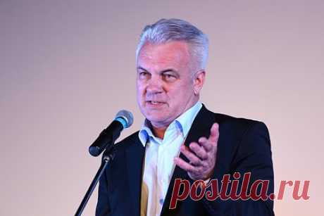 Сыгравший Ельцина в «Короне» актер рассказал о работе над ролью. Сыгравший бывшего президента России Бориса Ельцина в сериале «Корона» актер Анатолий Котенев рассказал, что его режиссер говорил ему быть собой, а не вживаться в роль. В беседе с «Лентой.ру» он поделился подробностями о работе над ролью. Котенев отметил, чтобы вживаться в образ не требовалось.