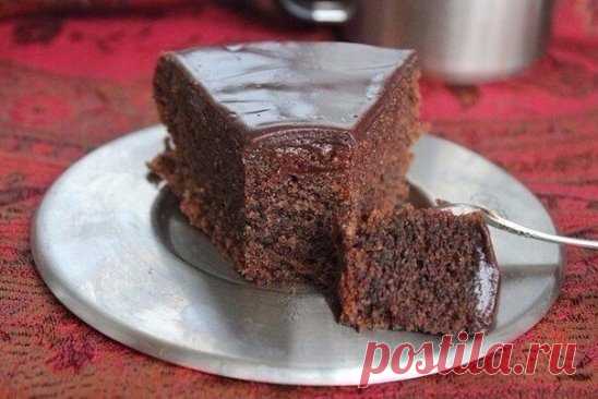 Бисквит на минералке (в мультиварке или в духовке)
Ингредиенты:
Бисквит:
Вода минеральная с газом — 90 мл
Масло оливковое — 90 мл
Яйца куриные — 3 шт.
Какао-порошок — 40 г
Сахар — 150 г
Мука пшеничная — 100 г
Разрыхлитель теста — 1 ч. л.
Орехи (грецкие или миндаль) — 75 г
Шоколадно-карамельный ганаш:
Сливки 33–35% — 150 г
Сахар мелкий — 75 г
Темный шоколад с содержанием какао 60–70% — 75 г
Мягкое сливочное масло — 50 г
Соль — 1,5 г
Пропитка:
Кипяченое молоко — 2 ст. л.
Сгущенное молоко —