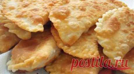 "Крымские" чебуреки. Как приготовить Муку просейте в миску. Желток вбейте в стакан, туда же долейте воды. чтобы получилось 3/4 стакана