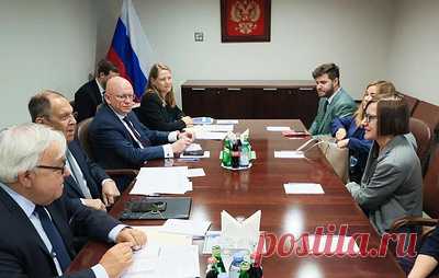 Лавров проводит первую встречу на полях ГА ООН в Нью-Йорке с главой МККК. Официальный представитель российского дипведомства Мария Захарова опубликовала соответствующий пост в Telegram, сопроводив текст фотографией с переговоров