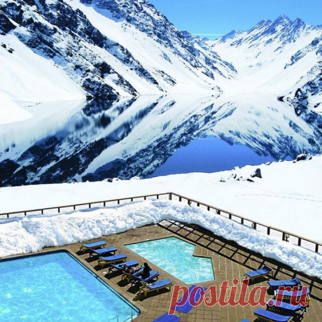 Горнолыжный курорт Портильо (Portillo) — самый старинный и известный горнолыжный центр Чили, история которого началась еще в начале XX века. Этот горный курорт расположен между высочайшими пиками горной цепи Анд, на высоте 2860 метров над уровнем моря. Сверкающая от бликов солнца Лагуна дель Инка, находящаяся в центральной части района, делает его одним из самых красивых мест мира.