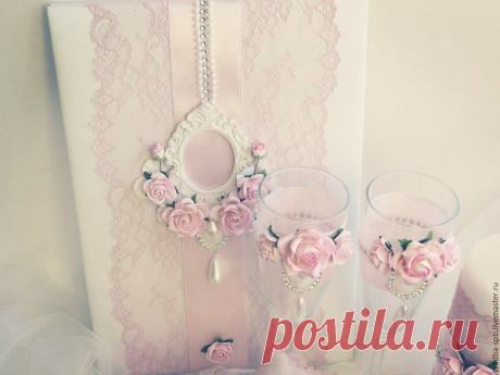 Un ensemble d'accessoires de mariage "Quartz rose" dans la boutique en ligne à la Foire des Maîtres