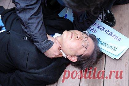 Пережившему нападение лидеру оппозиции Южной Кореи проведут операцию. Лидеру оппозиции Южной Кореи Ли Чжэ Мену проведут операцию после нападения. Известно, что врачи будут оперировать раны на шее южнокорейского политика. Известно, что врачи будут оперировать раны на шее южнокорейского политика — напавший повредил вены. Напавшего на политика задержали сразу после покушения.