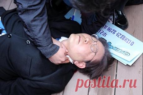 Пережившему нападение лидеру оппозиции Южной Кореи проведут операцию. Лидеру оппозиции Южной Кореи Ли Чжэ Мену проведут операцию после нападения. Известно, что врачи будут оперировать раны на шее южнокорейского политика. Известно, что врачи будут оперировать раны на шее южнокорейского политика — напавший повредил вены. Напавшего на политика задержали сразу после покушения.