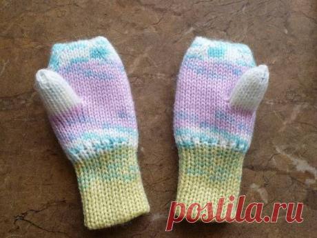 Детские варежки и котошарф вяжем на машине.