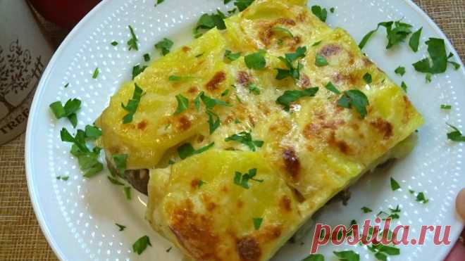 ВОТ, что я готовлю, если дома есть МЯСО и КАРТОФЕЛЬ. Обалденный ГОРЯЧИЙ УЖИН 2 в 1 в духовке Ингредиенты:- мясо -700 г- лук - 2 шт.- грибы - 300-400 г- картофель - 1 кг- сыр -150 г- куриные яйца - 2 шт.- майонез - 3-4 ст.л.- соль, черный перец по вкусу- растительное масло - 2-3 ст.л. (в картофель).
