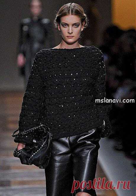 Стильный свитер от Valentino
