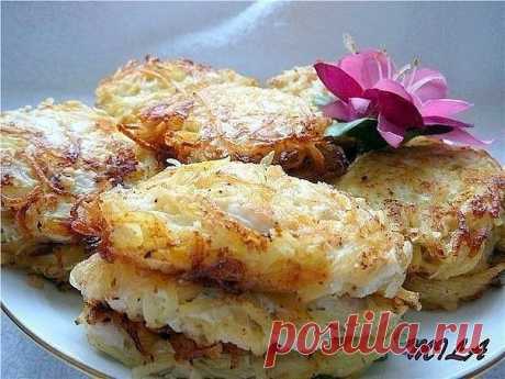 Драники с курочкой (Очень вкусно!!!)

Ингредиенты для "Драники с курочкой"
Картофель — 5-6 шт
Грудка куриная — 1 шт
Яйцо — 2 шт
Майонез — 2 ст. л.
Чеснок — 3 зуб.
Лук репчатый — 1 шт
Специи ("Для курицы", по вкусу)
Соль (по вкусу)
Рецепт "Драники с курочкой"

Режем грудку небольшими пластинками, добавляем соль, специи и оставляем на несколько минут.

Картофель трем на терке (мне больше нравится на терке для "корейской моркови") прямо в воду.

Хорошенько промываем - так кар...