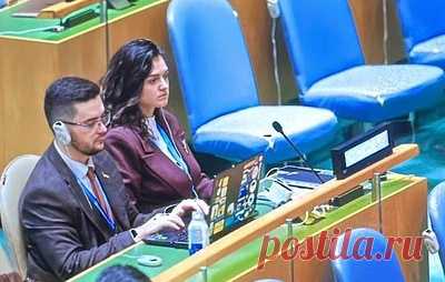 Два младших дипломата Украины пришли на выступление Лаврова в зал ГА ООН. Российская делегация с самого начала находилась в зале во время выступления на Генассамблее Владимира Зеленского, передает корреспондент ТАСС