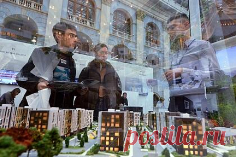 В России предложили ограничить деятельность риелторов. Риелторы в России должны заниматься коммерческой стороной подготовки сделок с недвижимостью, а все правовые вопросы и проверку законности операций стоит оставить только в компетенции нотариусов. Ограничить деятельность агентов по недвижимости предложила Общественная палата (ОП) России.