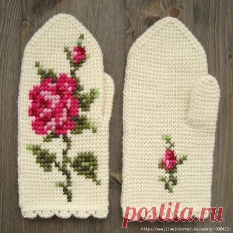 Варежки, связанные тунисским крючком и украшенные вышитой крестиком розой.