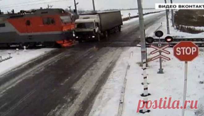 В Казахстане грузовик столкнулся с товарным и пассажирским поездами