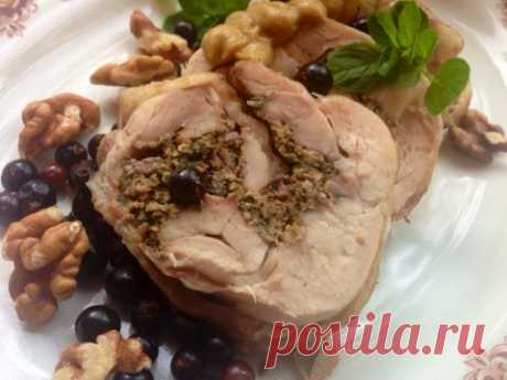 Куриный рулет с начинкой из пряной зелени, чеснока и грецкого ореха. 
                        
                   Я очень люблю готовить вот такие рулетики,  и не обязательно только из курицы. Своего рода выручалочки для нелюбителей покупной колбасы и сосисок с сардель…