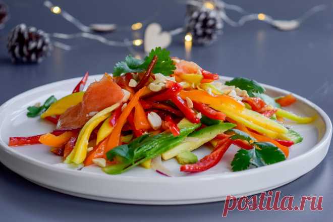 Яркий новогодний салат с манго, овощами и слабосоленой рыбой - СделаемВкусно.ру Яркий, искрящийся цветами и блестящими кусочками овощей, этот новогодний салат с манго и слабосоленой рыбой нравится всем. Прежде чем распробовать такой салат, придется съесть две порции.