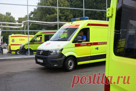 Трое военных пострадали в ДТП на Камчатке. По предварительным данным, инцидент произошел из-за того, что водитель легковушки не справился с управлением и въехал в группу военнослужащих.