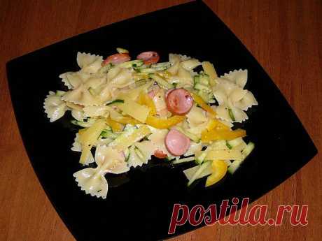 Салат с макаронами и сосисками | На пробу!
Ингредиенты:

Масло оливковое – 4 ст.л.
Горчица в зернах — 1 ч.л.
Лук красный — 0,5 шт.
Сосиска -4 шт.
Огурец — 2 шт.
Пармезан — 50 гр
Макароны фарфалле (бантики) — 250 гр
Соль, свежемолотый перец — по вкусу
Перец сладкий — 1 шт.