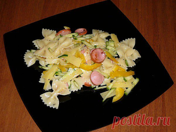 Салат с макаронами и сосисками | На пробу!
Ингредиенты:

Масло оливковое – 4 ст.л.
Горчица в зернах — 1 ч.л.
Лук красный — 0,5 шт.
Сосиска -4 шт.
Огурец — 2 шт.
Пармезан — 50 гр
Макароны фарфалле (бантики) — 250 гр
Соль, свежемолотый перец — по вкусу
Перец сладкий — 1 шт.