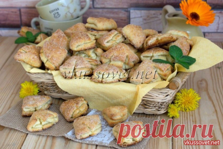 Творожное печенье Гусиные лапки Рецепт приготовления творожного печенья Гусиные лапки. Это классический вариант приготовления самого популярного печенья из творога. Его состав довольно прост: пачка творога (любой жирности), сливочное масло и немного муки, а заготовки из теста обваливаются в сахаре.