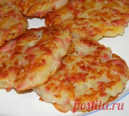 Картофельные драники с колбасой