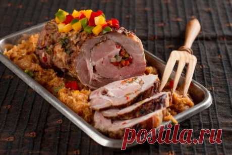 5 лучших рецептов мясного рулета Мясные рулеты — достаточно просто готовятся и нарядно выглядят.
Мясной рулет с ветчиной и перцем по-итальянски

Этот сочный мясной рулет с начинкой из сладкого перца, прошутто, базилика и сыра не оста…