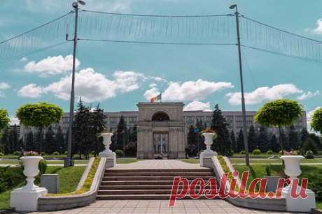 Блогер Некоглай попросил суд поскорее отправить его в Молдавию. Блогер Некоглай (настоящее имя — Николай Лебедев), опубликовавший пародию на российского военного, попросил на слушаниях в Мосгорсуде поскорее депортировать его в Молдавию. Подсудимый заявил, что хочет домой. Выступая перед судом по видеосвязи, он сказал, что ему стыдно. Некоглай раскаялся в содеянном.