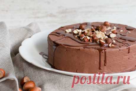 Vegane Schokoladentorte mit geröstetem Kakao & Haselnüssen