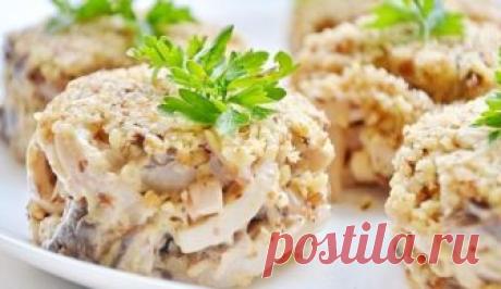 ЕСТЬ У НАС ЛЮБИТЕЛИ МОРЕПРОДУКТОВ? 
Тогда эта подборочка для Вас: топ-9 салатов с кальмарами!

1) Салат &quot;Морской царь&quot;
● Кальмары замороженные - 800 г.
● Филе морской рыбы - 400 г.
● Лук - 1 шт.
● Морковь - 2 шт.
● Яйца - 4 шт.
● Капуста белокочанная - 300 г.
● Майонез - 350 г.
● Соль - по вкусу.

ПРИГОТОВЛЕНИЕ:
Кальмары отварить в подсоленой воде с момента закипания воды 4 минуты, остудить, очистить от плeнок, порезать соломкой. Морковь отварить, почистить и...