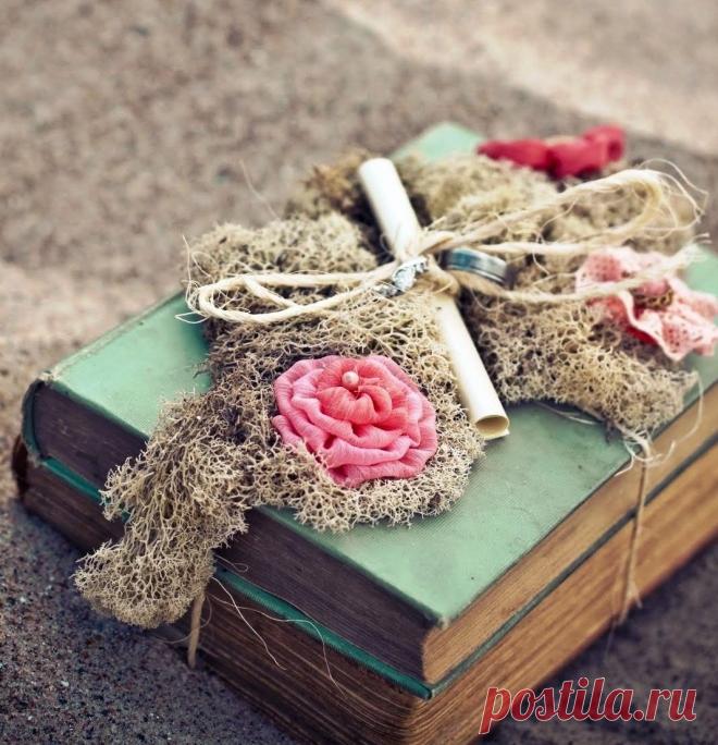 Книга как подставка для обручальных колец. Свадебные аксессуары