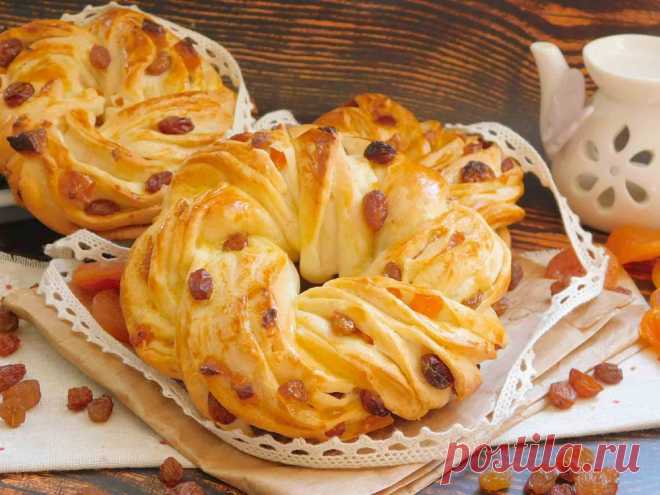 Булочки с изюмом и курагой Глядя на такие пышные, румяные, мягкие, вкусные и красивые булочки розочки из дрожжевого теста с сухофруктами сразу возникает вопрос, а как же их сформировать. На самом деле, все очень просто, и точно получится даже у неопытных кулинаров. В качестве начинки можно использовать изюм, курагу, мак, орехи, молотую корицу.