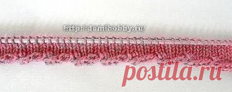 Вязание спицами перекрученной кромки
Это очень простой и легкий способ оформить край изделия при вязании лицевой гладью для получения аккуратной, не растягивающейся и не скручивающейся кромки.
Сделайте классический набор петель в необходимом количестве и вяжите 4 ряда лицевой гладью: 1-й и 3-й лицевой ряд – лицевыми петлями; 2-й и 4-й изнаночный ряд – изнаночными петлями.
В 5-ом лицевом ряду формируется скрученный край. Для этого после провязывания каждых 4-х петель лицевыми перекручивайте ле