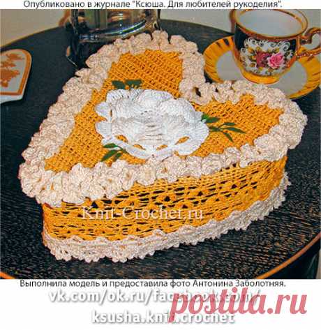 Размеры: высота – 9 см, ширина – 18 см, длина – 18,5 см.
Вам потребуется: пряжа «Ирис» бежевого цвета (20 г), кремового (10 г) и белого (10 г) цветов (пр-во Санкт-Петербург, 100% хлопок); искусственные зеленые листочки; крючок №0,9.