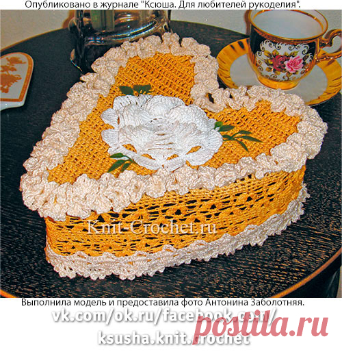 Размеры: высота – 9 см, ширина – 18 см, длина – 18,5 см.
Вам потребуется: пряжа «Ирис» бежевого цвета (20 г), кремового (10 г) и белого (10 г) цветов (пр-во Санкт-Петербург, 100% хлопок); искусственные зеленые листочки; крючок №0,9.