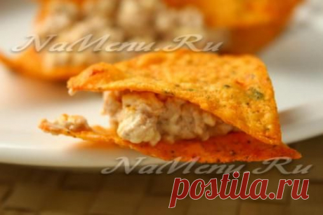 Сырная закуска на чипсах с печенью трески