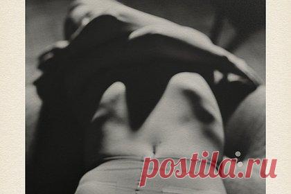 Эмма Стоун снялась в откровенном образе для модного журнала. Американская актриса Эмма Стоун снялась в откровенном образе для журнала W Magazine. Так, на одном размещенном черно-белом фото 35-летняя знаменитость предстала в одних колготках, прикрыв руками обнаженную грудь. В то же время для обложки глянца звезда «Ла-Ла Ленда» примерила платье люксового бренда Louis Vuitton.