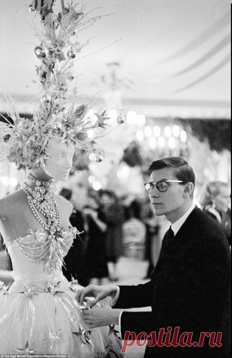 Ив Сен-Лоран во время своего дебютного показа для Dior.