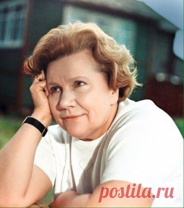 Нина Сазонова    — советская и российская актриса театра и кино, певица. Народная артистка СССР. Участник Великой Отечественной войны. Большую часть жизни посвятила работе в Центральном театре Советской Армии, где сыграла множество ролей.
7 января 1917 г.-  1 марта 2004 г.