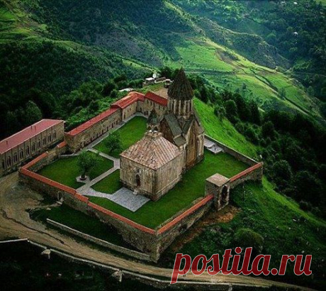 Монастырь Гандзасар в Арцахе
Гандзасар в переводе на русский означает «гора сокровищ»