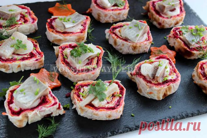 Селедка под шубой в лаваше Любимый салат «Cеледка под шубой» — в новой, порционной подаче. Попробуйте приготовить его в лаваше, и вас получится очень вкусная холодная закуска на праздничный стол.