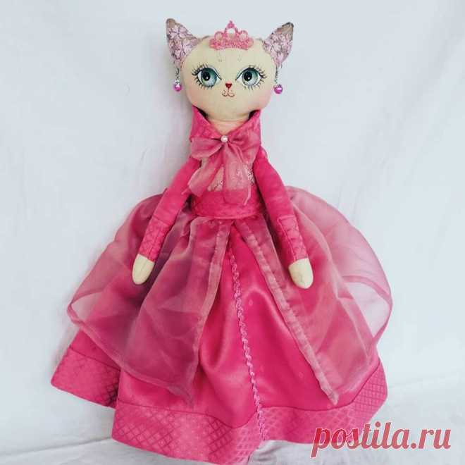 Красная королева кошка